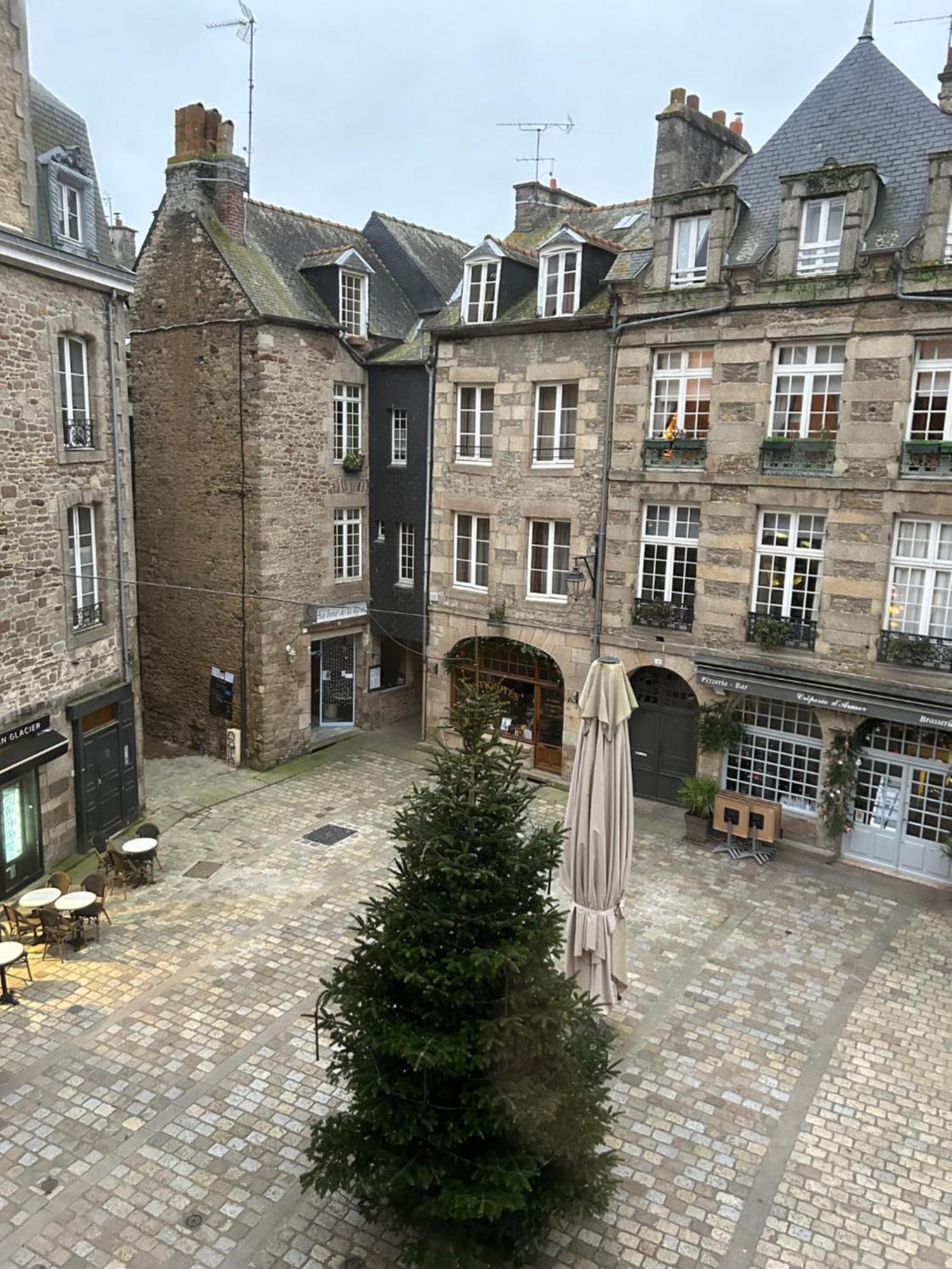 Spacieux Appartement Au Coeur Du Centre Historique De Dinan Exterior foto