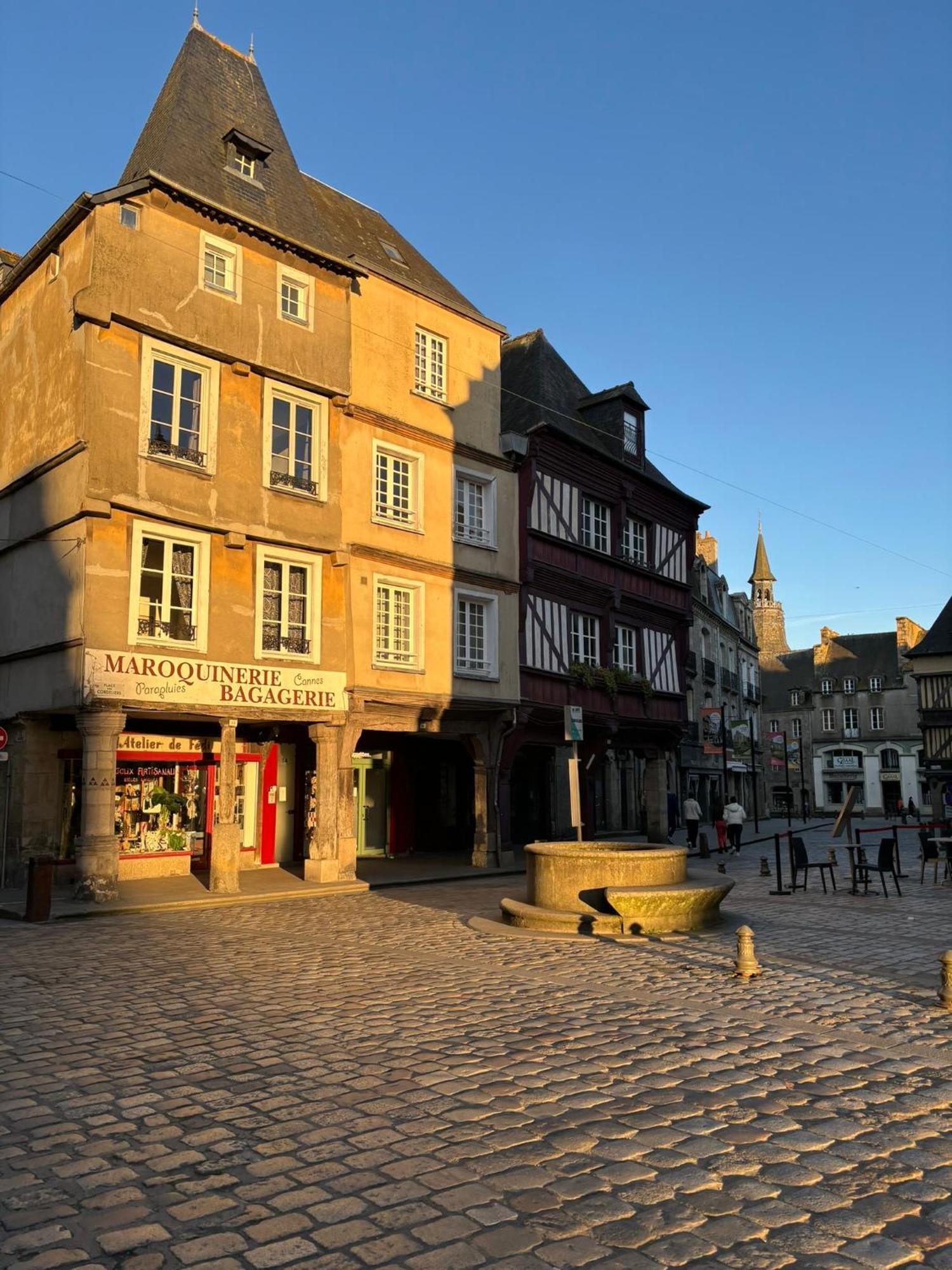 Spacieux Appartement Au Coeur Du Centre Historique De Dinan Exterior foto